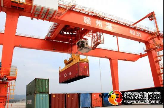 赣州港塔吊正将装满货物的集装箱放入中欧班列