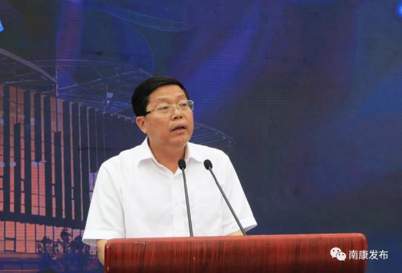 副市长、区委书记徐兵介绍南康家具产业发展情况