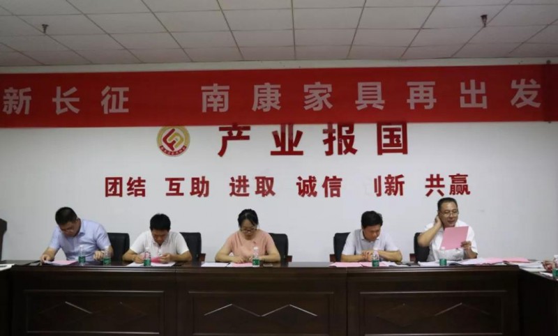 在新一届支委的带领下进行了换届后的第一次集中学习