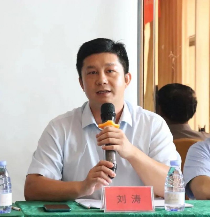 南康区家具产业促进局副局长刘涛在会议上致辞