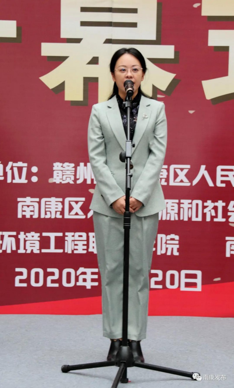 区委副书记陈钰滢宣布木工技能大赛决赛开始