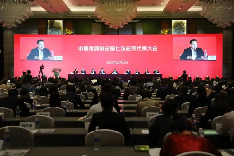 中国轻工业联合会党委书记、会长张崇和出席大会