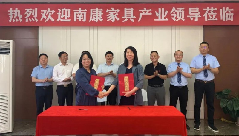 区家具产业促进局副局长沈春和黎氏阁集团副总经理张豫红签署《战略合作协议》