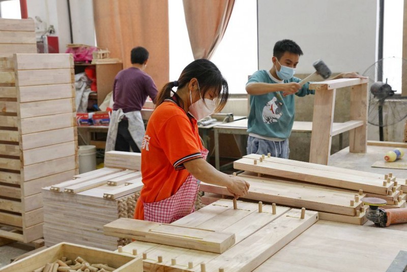 联圆世家工人正在组装一款最具性价比的中式实木沙发