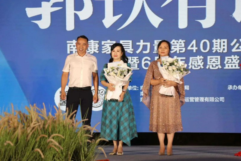 区家具协会常务副会长吴族宁为本期钢琴演奏老师林曼、歌唱表演老师罗月送上鲜花