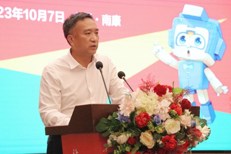 区家具协会自媒体委员会主任、家具新中心董事长曾庆宇